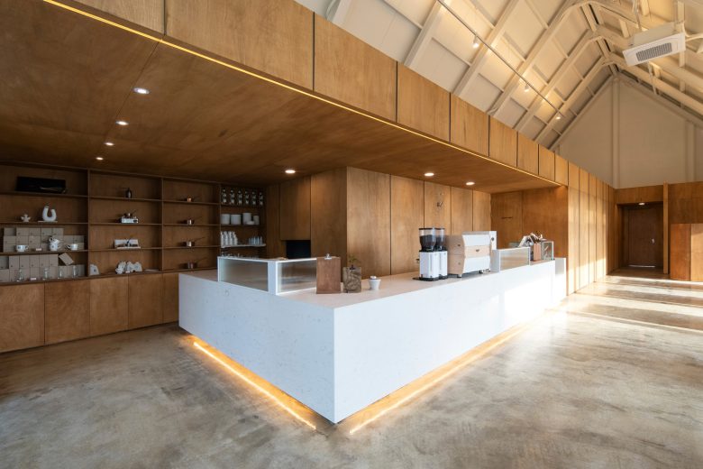 барная стойка с витриной May Day Cafe