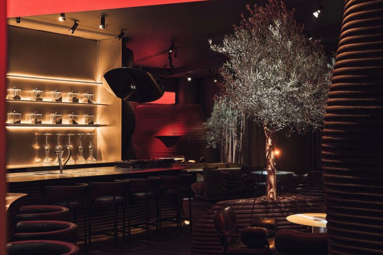 барные стойки со стульчиками MYATA Platinum Lounge and Restaurant