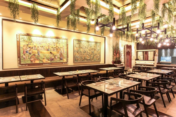 Впечатляющий интерьер ресторана Bebek Tepi Sawah в Джакарте
