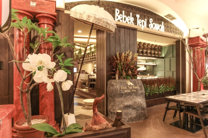 Потрясающий интерьер ресторана Bebek Tepi Sawah в Джакарте