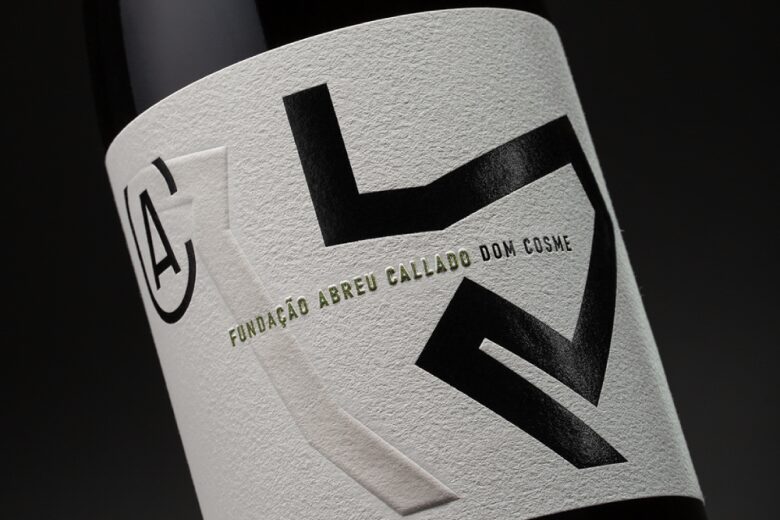 бело-черная этикетка Fundação Abreu Callado