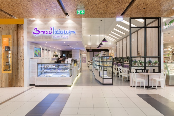 Вывеска кафе Breadlicious Bakery & Café
