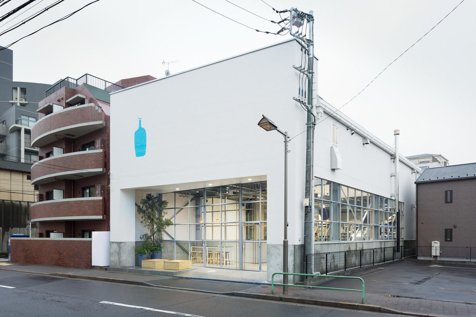 Фасад здания по производству зерен в кофейне Blue Bottle в Токио