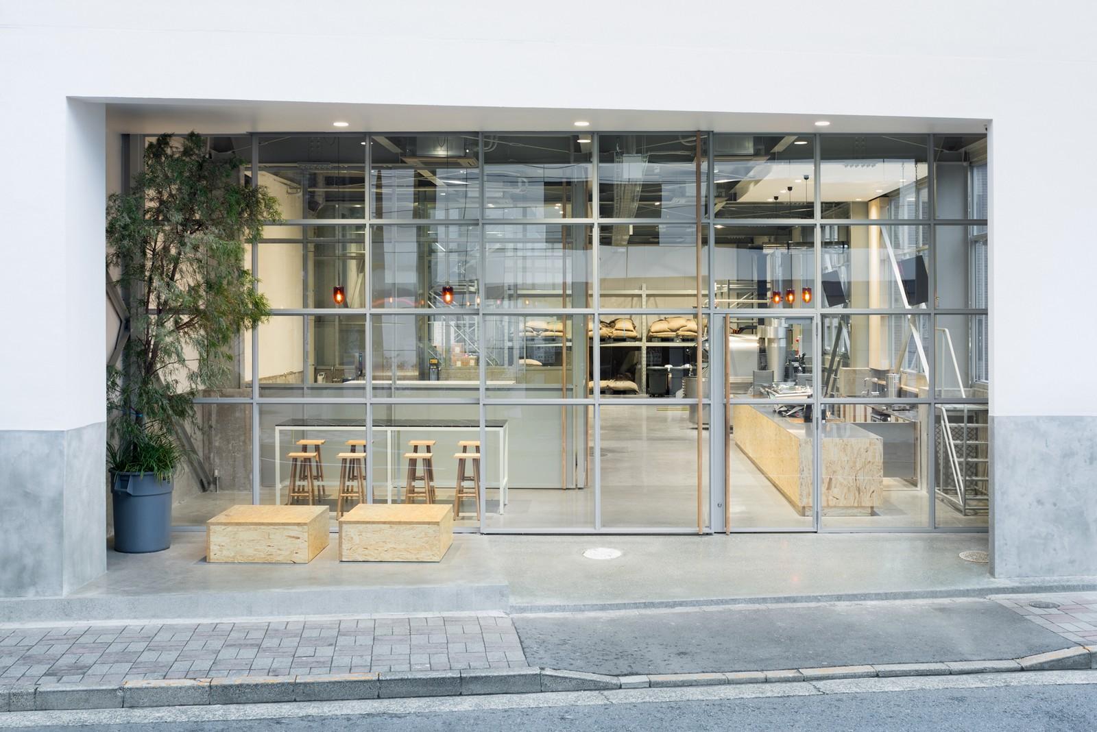 Чудный фасад здания по производству зерен в кофейне Blue Bottle в Токио