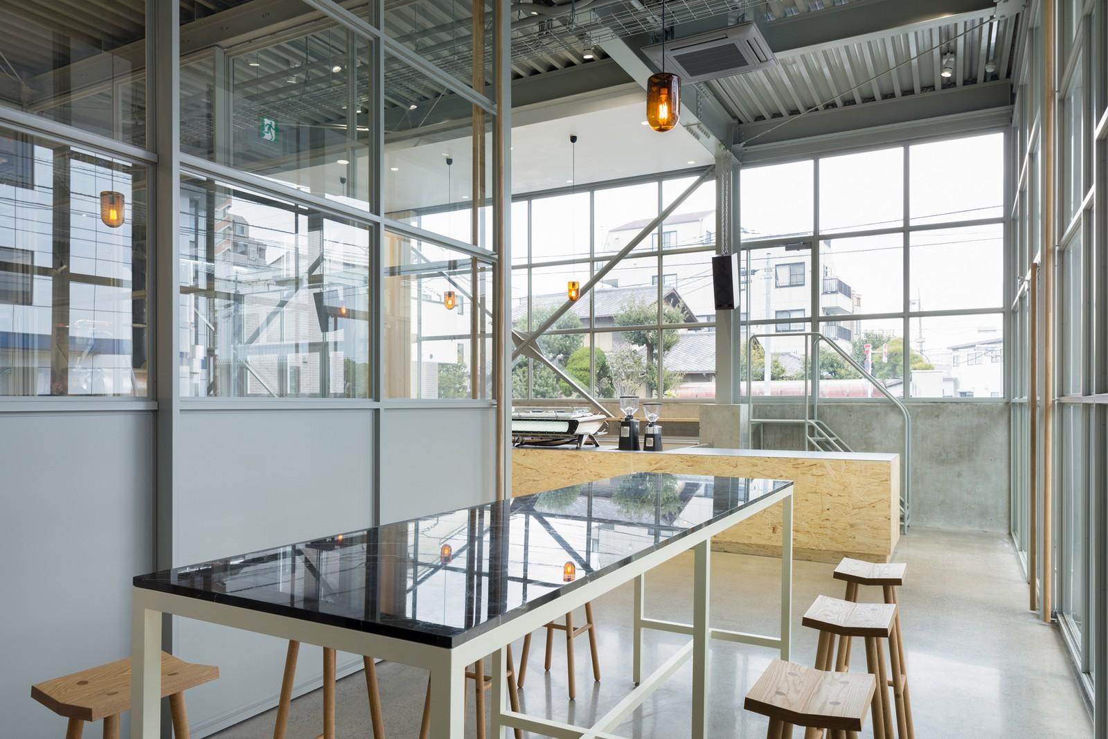 Уникальный дизайн интерьера здания по производству зерен в кофейне Blue Bottle в Токио