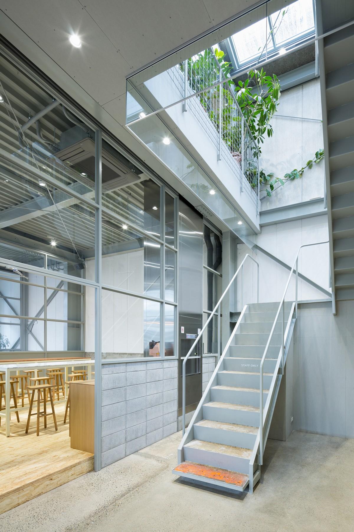 Прекрасный дизайн интерьера здания по производству зерен в кофейне Blue Bottle в Токио
