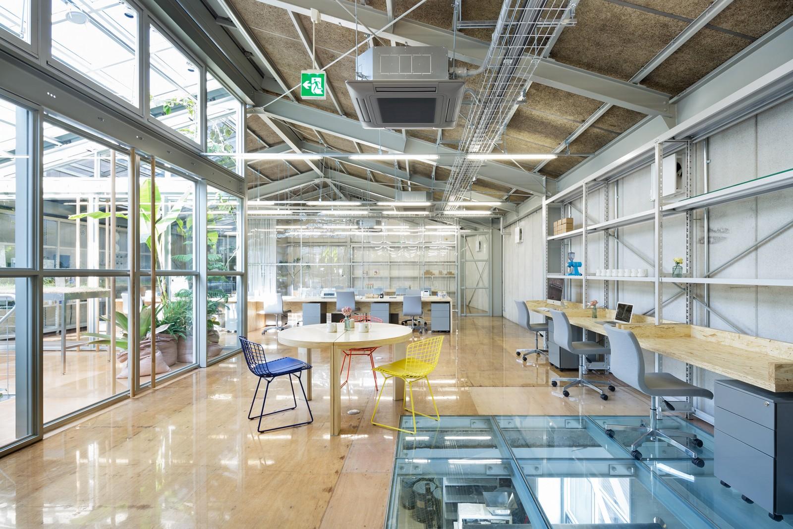 Восхитительный дизайн интерьера здания по производству зерен в кофейне Blue Bottle в Токио
