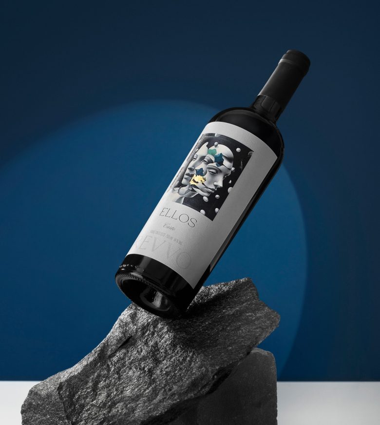 бутылка Revvo Ellos Corte на каменной подставке