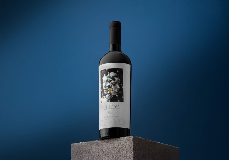 бутылка Revvo Ellos Corte на синем фоне