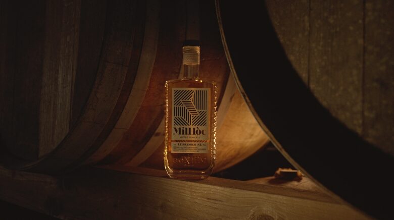 бутылка на деревянных бочка Milhóc Whisky