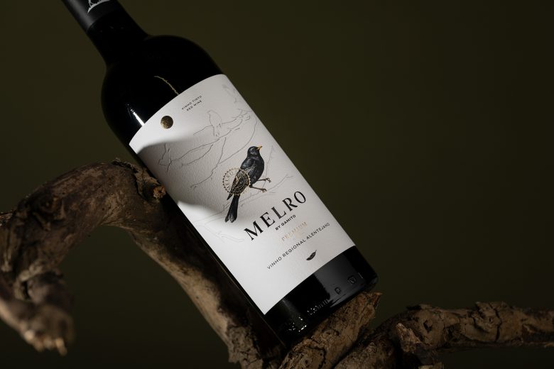 бутылка на ветке джин The Blackbird Singer