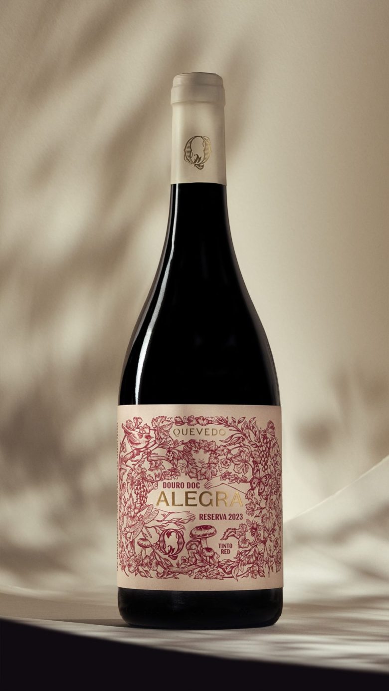 бутылка вина Quevedo Alegra на столе красная этикетка