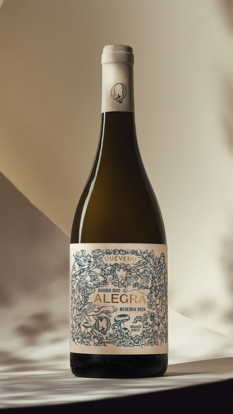 бутылка вина Quevedo Alegra на столе