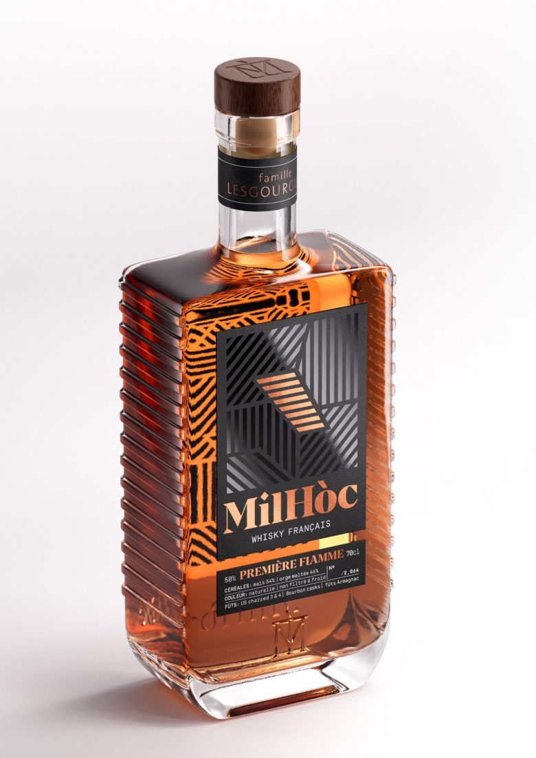 бутылка виски с черной этикеткой Milhóc Whisky