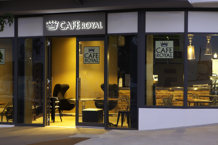 Удивительный интерьер Café Royal Tapas Bar and Wine Library
