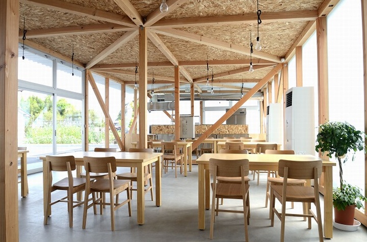 Деревянные столы и стулья в кафе от Niji Architects