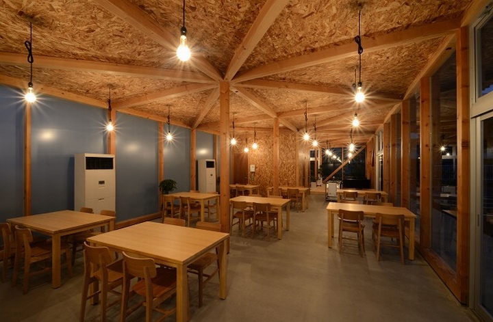 Подвесные светильники в кафе от Niji Architects