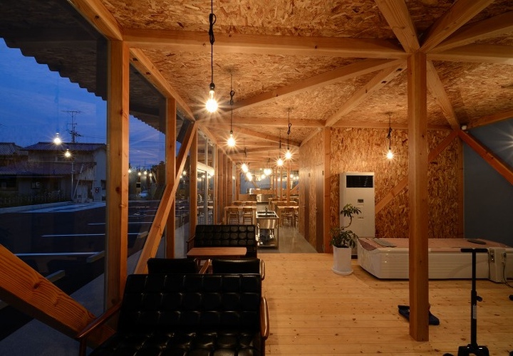 Удобные диванчики в кафе от Niji Architects