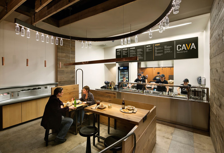 Посетители ресторана Cava Mezze Grill в США