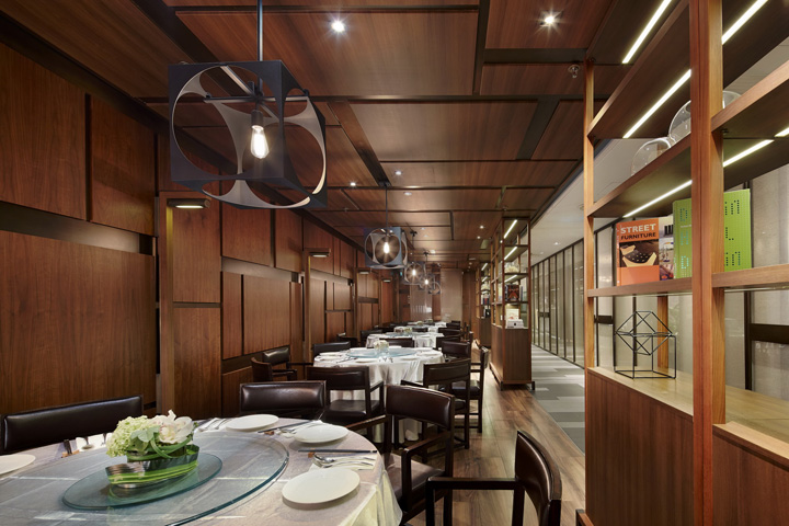 Деревянная отделка стен ресторана Charme в Гонконге