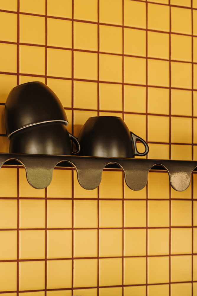 чашки на полке Ragu Restaurant