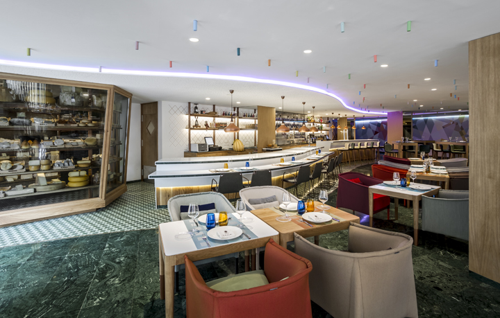 Впечатляющий интерьер ресторана Cheese Bar в отеле Melia Sarria в Барселоне