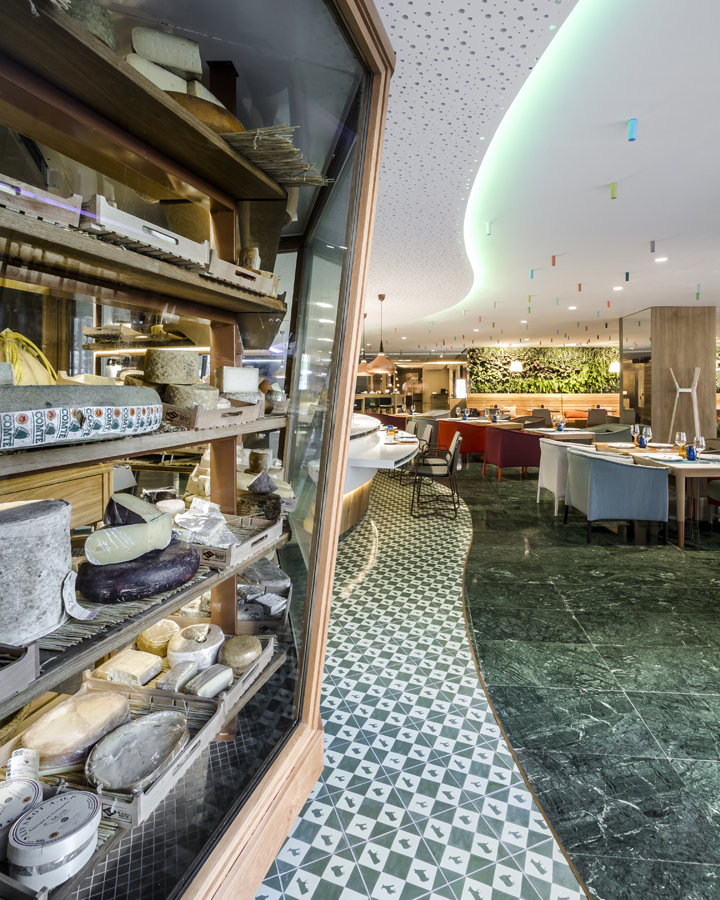 Изумительный интерьер ресторана Cheese Bar в отеле Melia Sarria в Барселоне