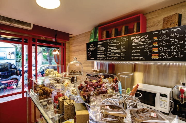 Респектабельный интерьер магазина Chocolatras в Порту-Алегри