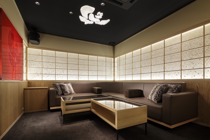 Современный интерьер ночного клуба Camelia в Киото