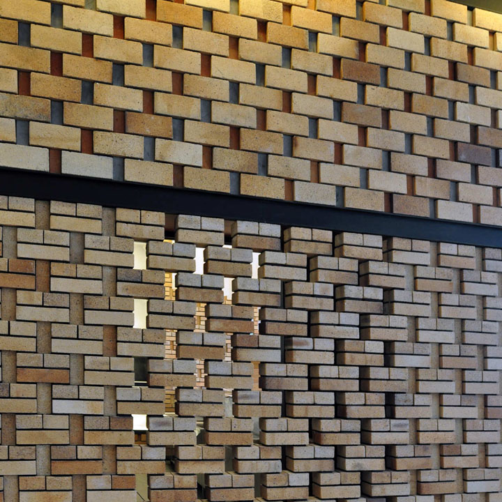 Декорированные кирпичом стены ресторана Cornerstone