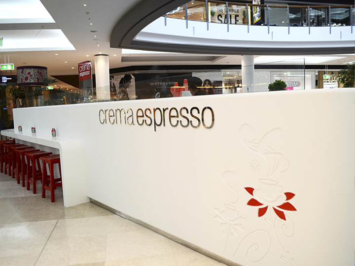 Респектабельный интерьер кафе-киоска Crema Espresso