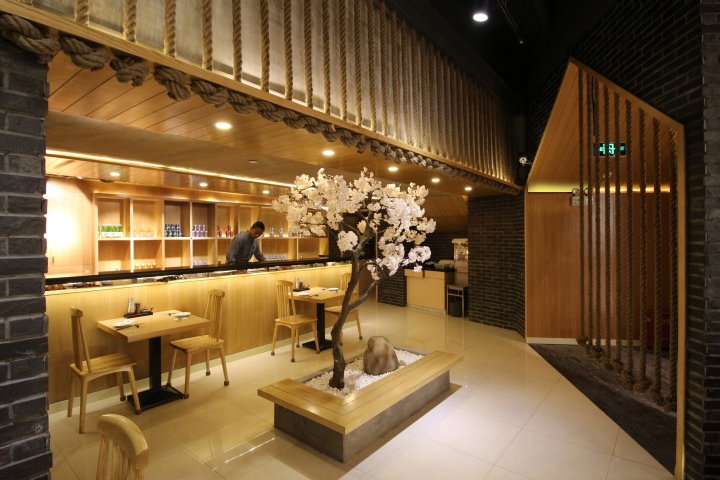 Дерево в интерьере ресторана Aa Jia Curry House by Spacemen Дерево в интерьере ресторана Aa Jia Curry House by Spacemen