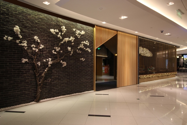 Сакура на фоне матовой черепицы у входа Сакура на фоне матовой черепицы у входа