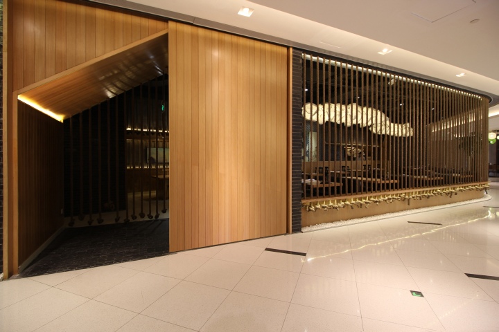 Вход в ресторан обитый деревом Вход в ресторан обитый деревом