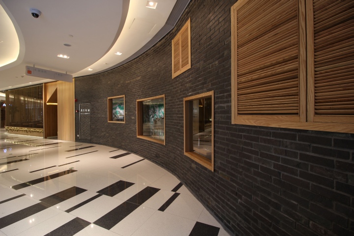 Окна в необычной форме ресторана Окна в необычной форме ресторана