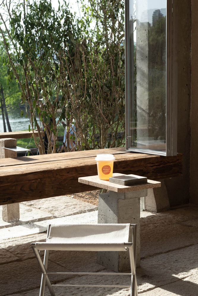 деревянные лавки вдоль окон MSLAN corner