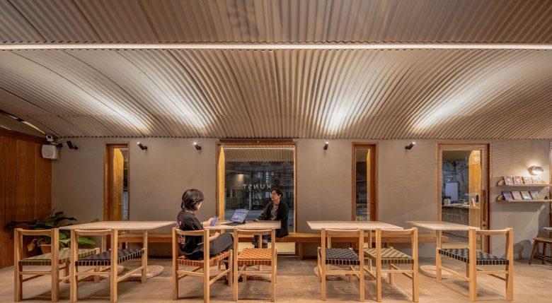 деревянные столики у окна Kunst Ayutthaya