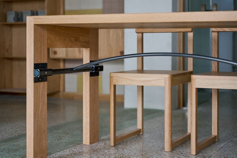 деревянный стол и стулья Yeonheun Roasters