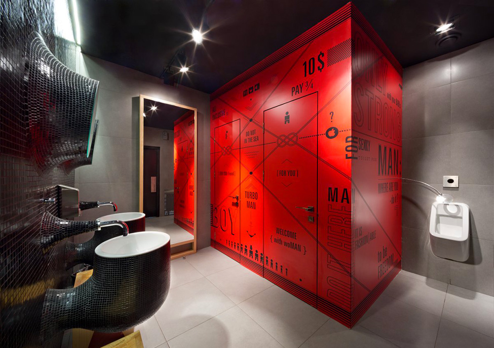Туалетная комната для мужчин в красно-чёрных тонах