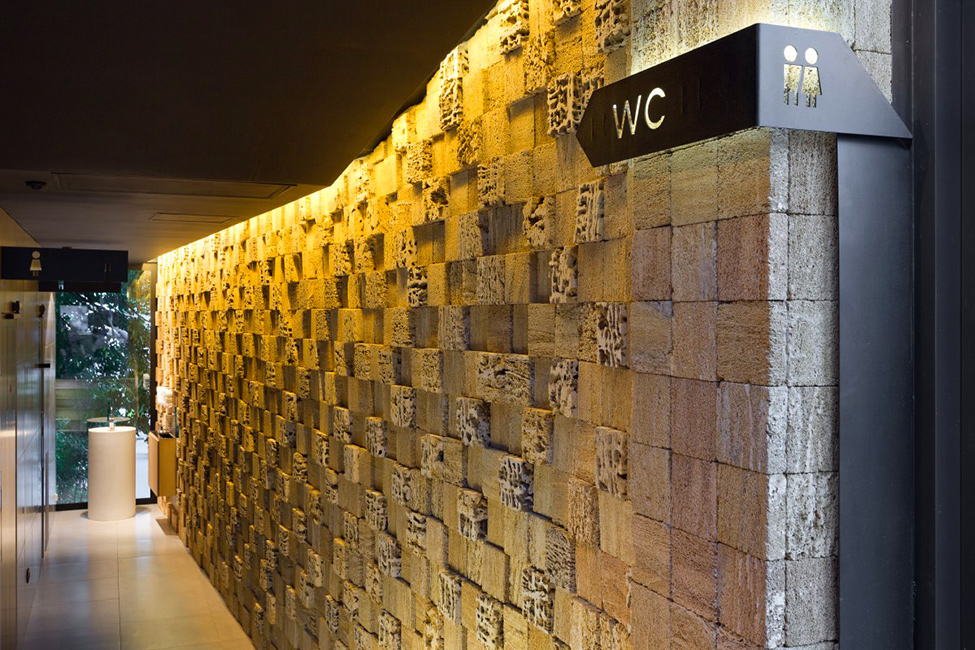 Рельефная стена из каменных блоков