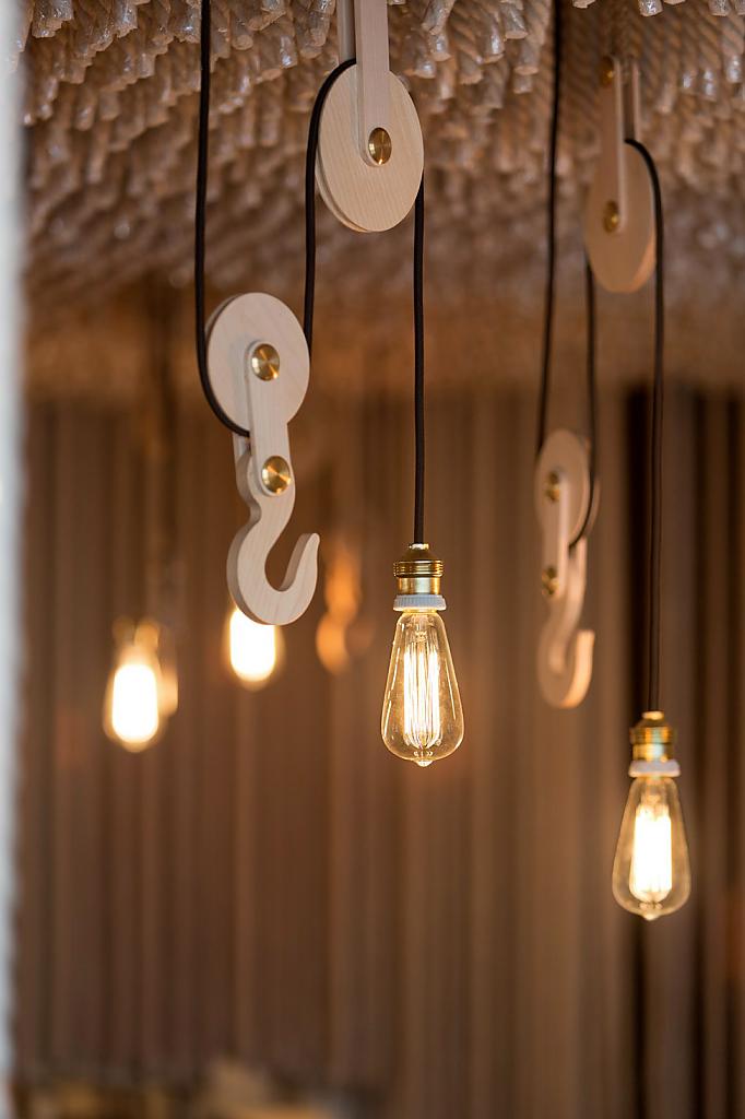Лампочки каплевидной формы, свисающие на декоративных крючках