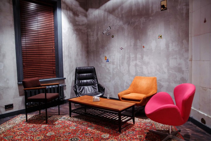 Эксцентричная и креативная расстановка мебели в баре Dewar's Powerhouse