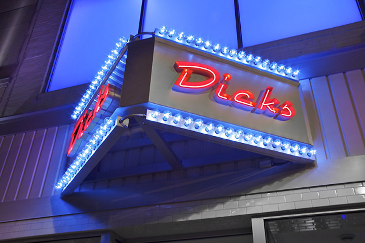 Восхитительный интерьер пиццерии Dick’s Pizza & Pleasure