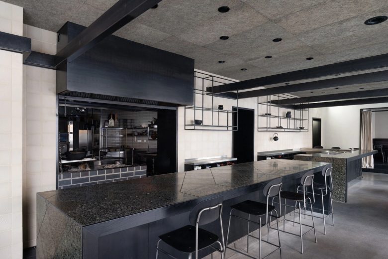 длинные столы вдоль кухниKramer Restaurant