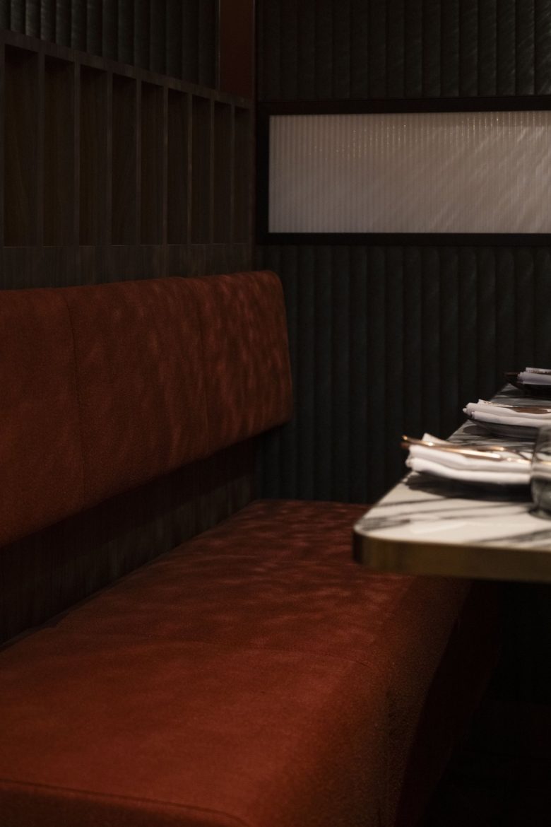 диваны в обеденном зале Jones Social в Дубае