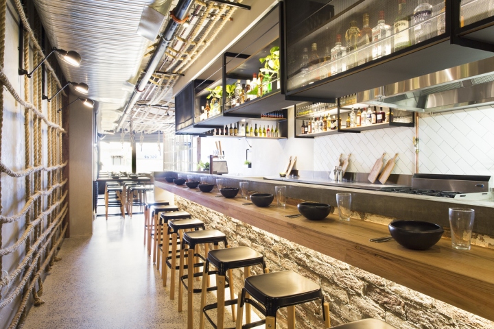 Деревянная столешница на барной стойке в дизайне бара и ресторана