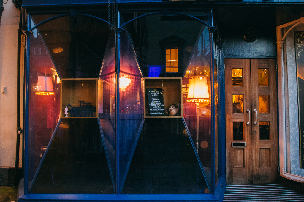 Дизайн баров и ресторанов: геометрическая витрина