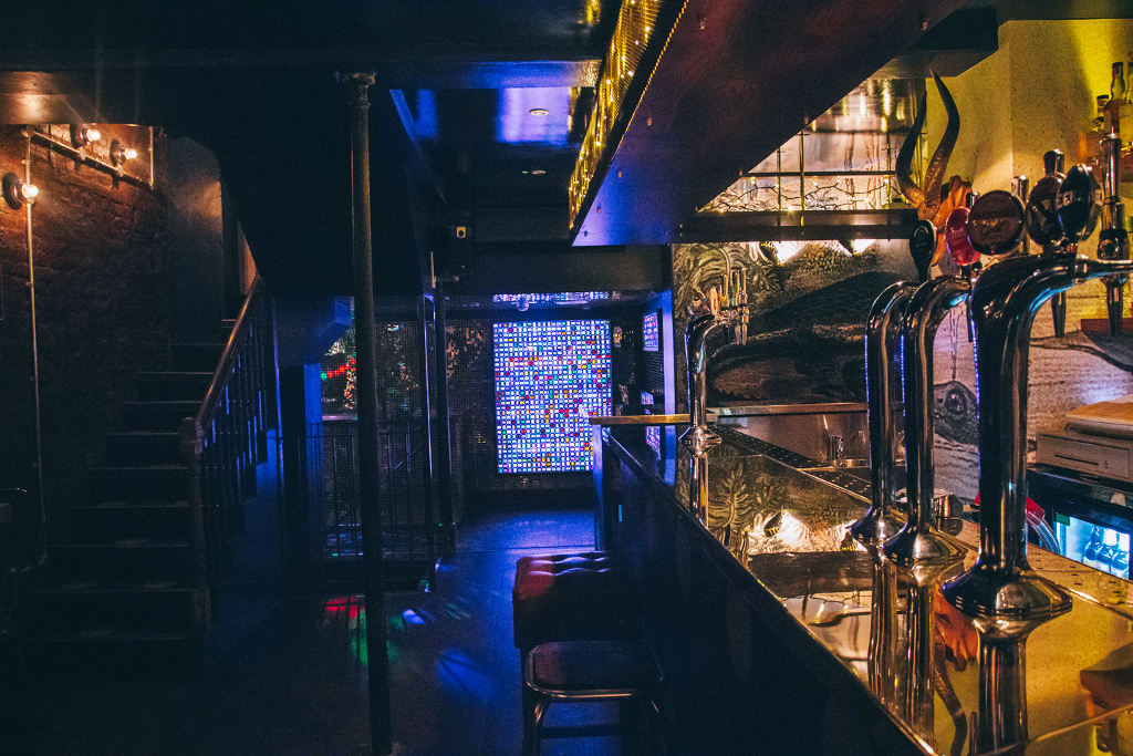 Дизайн баров и ресторанов: глянцевая барная стойка