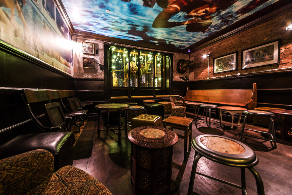 Дизайн баров и ресторанов: тёмная деревянная мебель