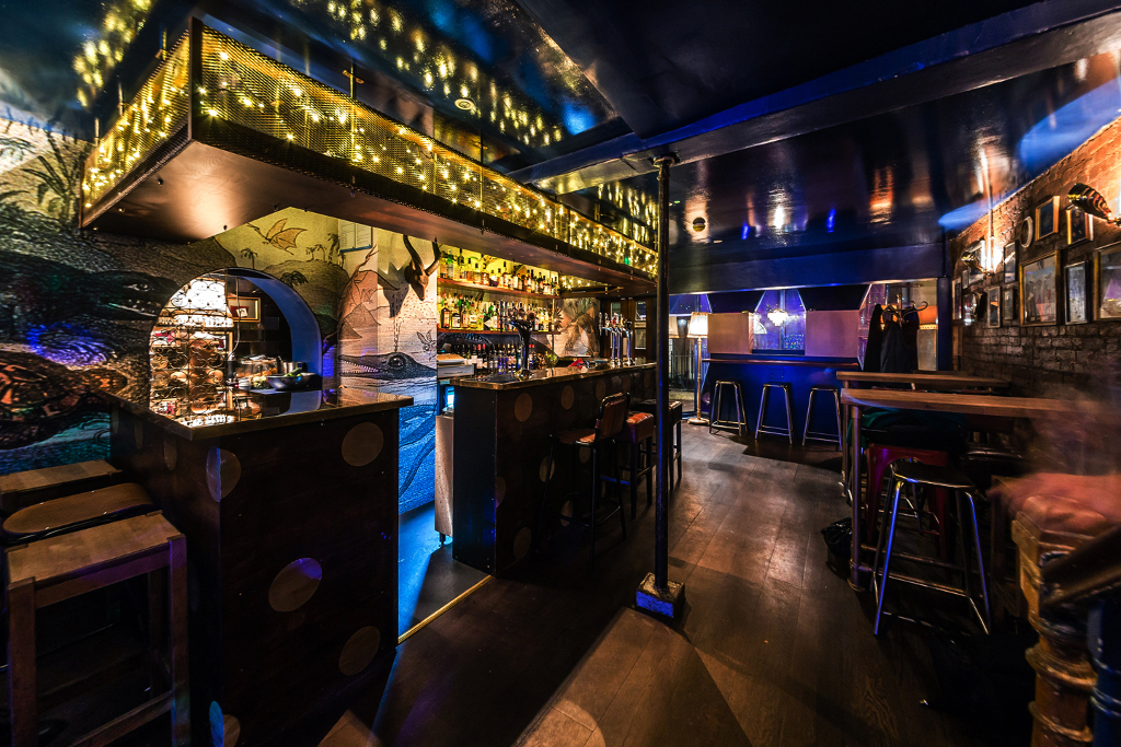 Дизайн баров и ресторанов: тёмный деревянный пол